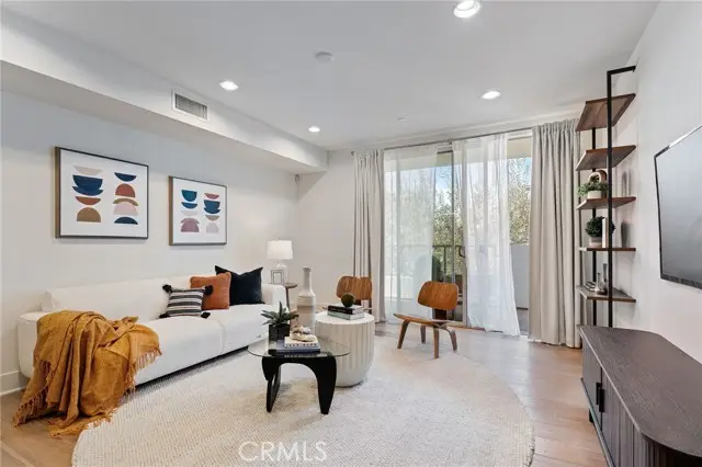 118 N Kings Rd #201, Los Angeles, CA 90048 - #1