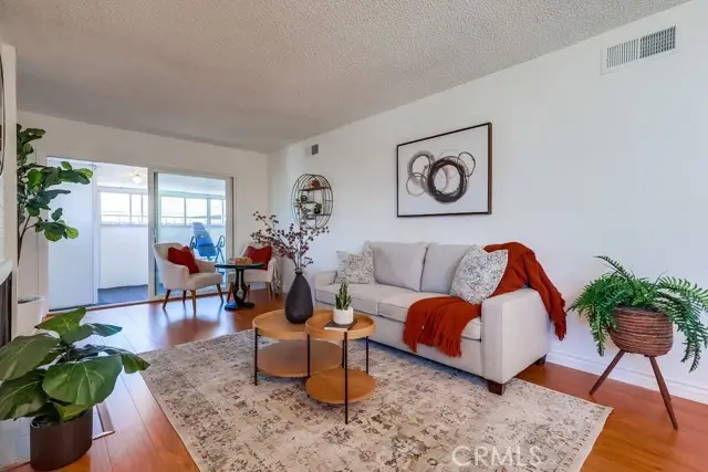 26832 Avenue Of The Oaks #D, Santa Clarita, CA 91321 - Image #1