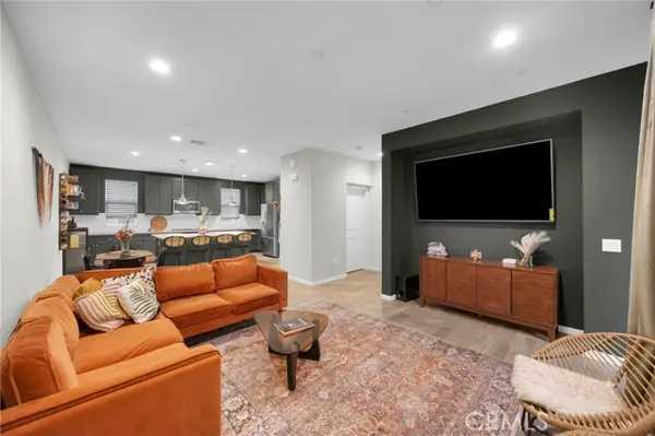 14865 W Maple Ter, Panorama City (los Angeles), CA 91402