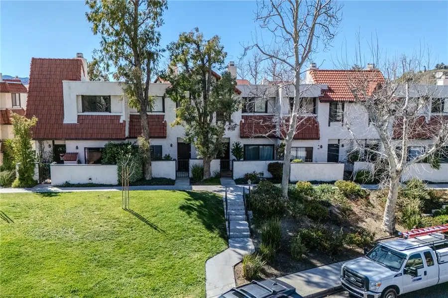 27666 Nugget Drive #3, Santa Clarita, CA 91387 - Image #2