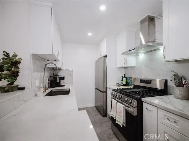 5700 Etiwanda Avenue #102, Tarzana, CA 91356 - Image #3