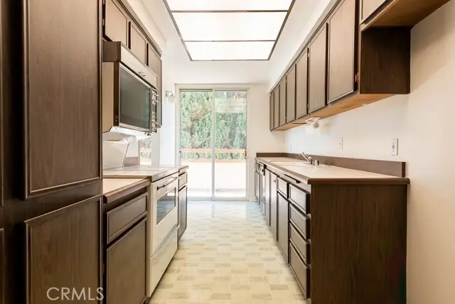 14530 Benefit Street #205, Sherman Oaks, CA 91403 - Image #2