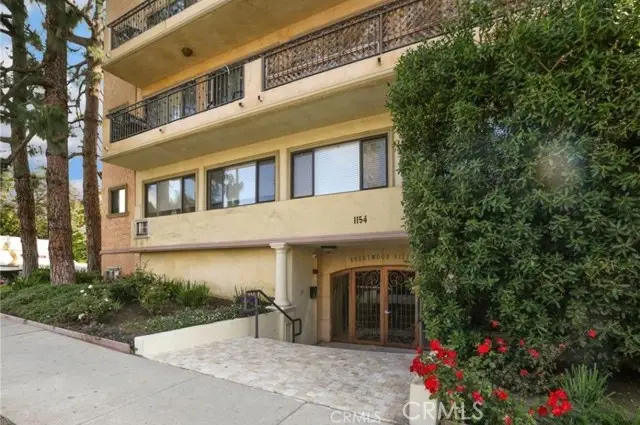 1154 S Barrington Avenue #103, Los Angeles, CA 90049 - Image #1
