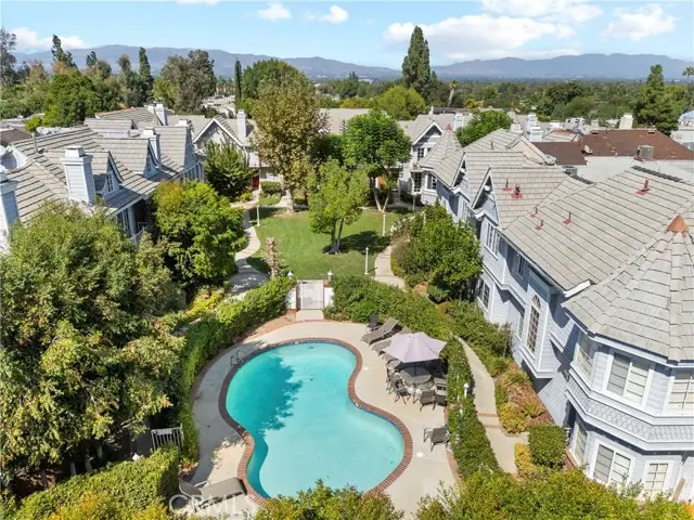 18135 Burbank Boulevard #3, Tarzana, CA 91356 - Image #2