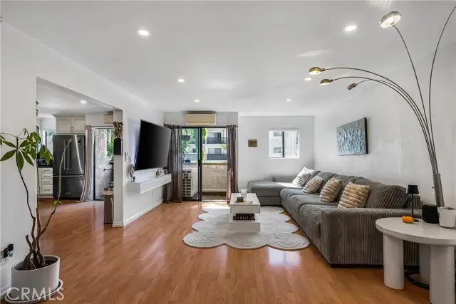 18530 Hatteras Street #213, Tarzana, CA 91356 - Image #1