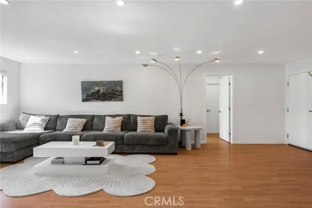 18530 Hatteras Street #213, Tarzana, CA 91356 - Image #2