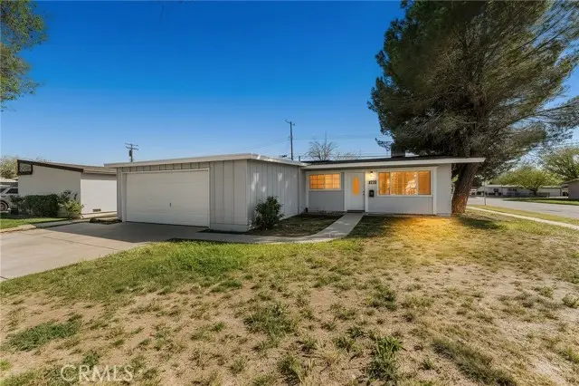 1046 W Avenue H6, Lancaster, CA 93534 - #2