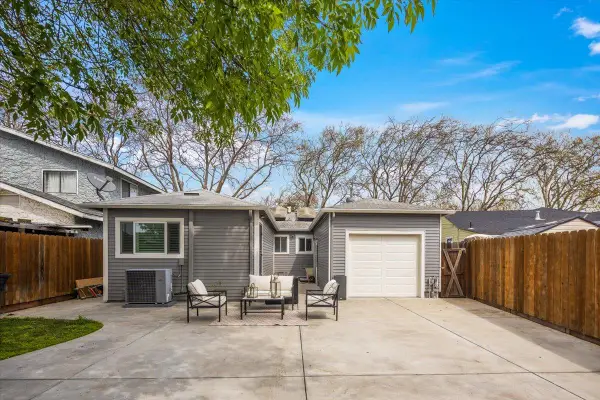 220 Lindbergh Street, San Mateo, CA 94401