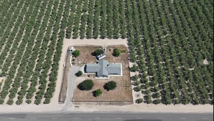 10454 E Clarkson Avenue, Kingsburg, CA 93631 - Image #3
