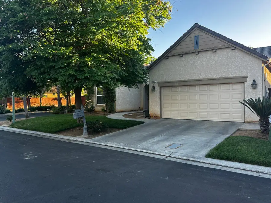 4769 N Emerald Peak Drive, Clovis, CA 93619 - Image #2
