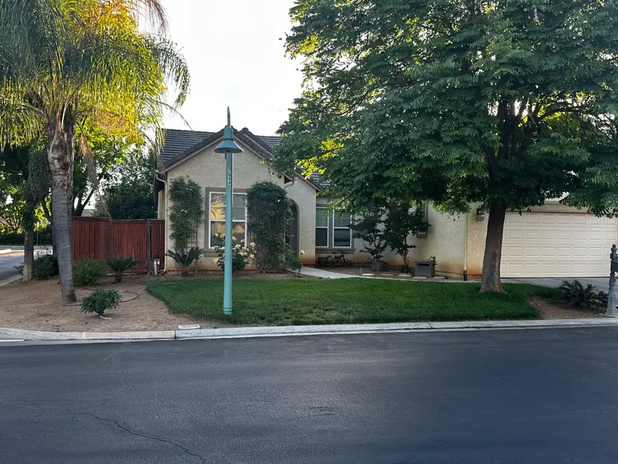 4769 N Emerald Peak Drive, Clovis, CA 93619 - Image #3