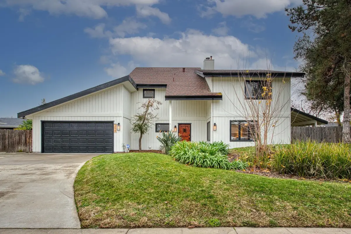254 W Sierra Avenue, Clovis, CA 93612 - Image #1