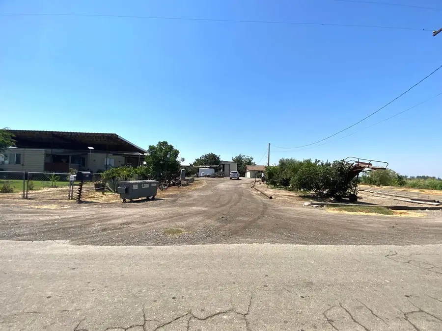 875 W Laguna Avenue, Riverdale, CA 93656 - Image #2