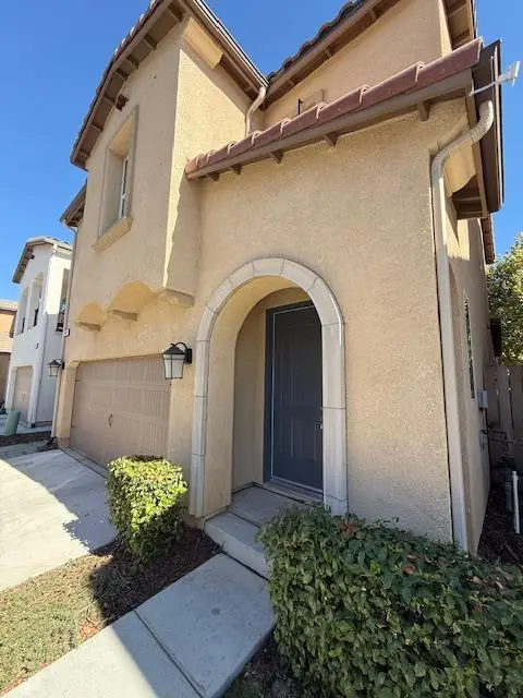 6303 E Creek View Lane, Fresno, CA 93727 - Image #1