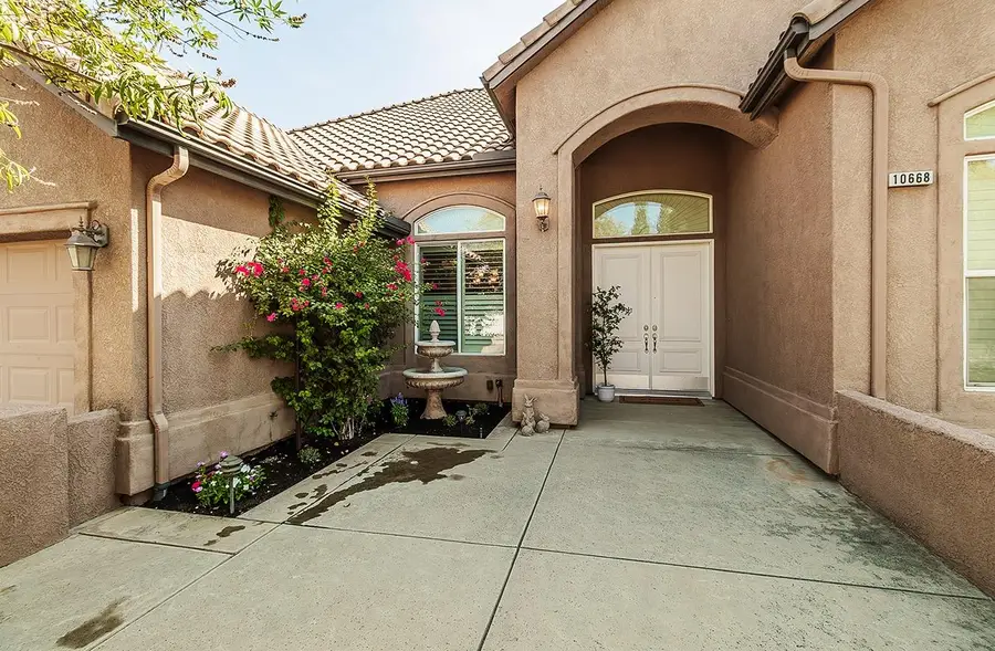 10668 N Oak Hill Circle, Fresno, CA 93730 - Image #2
