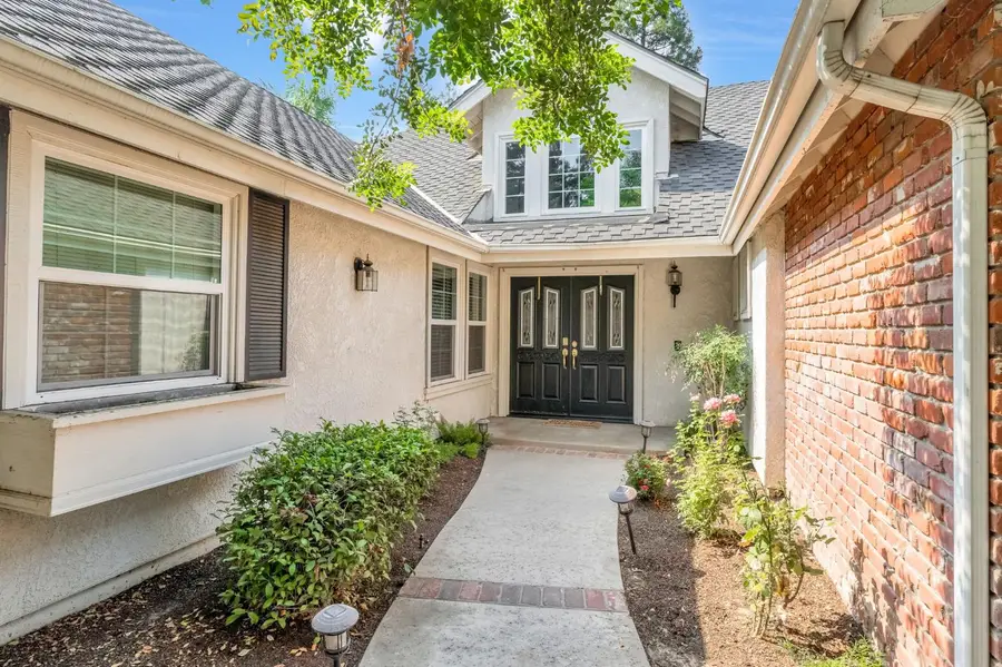 564 E Braddock Drive, Fresno, CA 93720 - Image #3