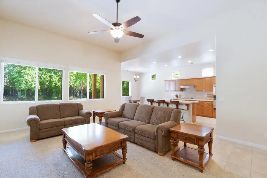 11064 E Mitchell Peak Way, Clovis, CA 93619 - Image #3