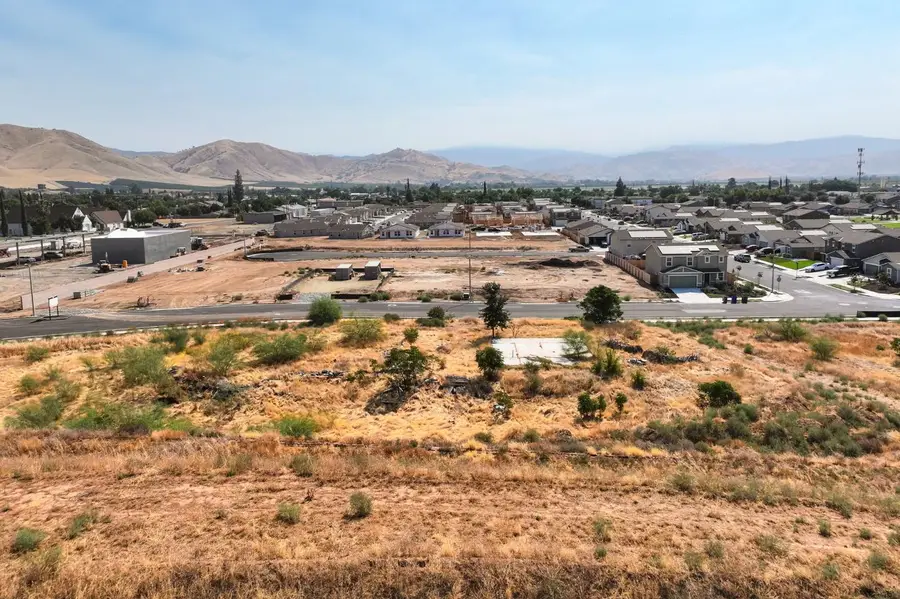 709 W Naranjo Avenue, Woodlake, CA 93286 - Image #2