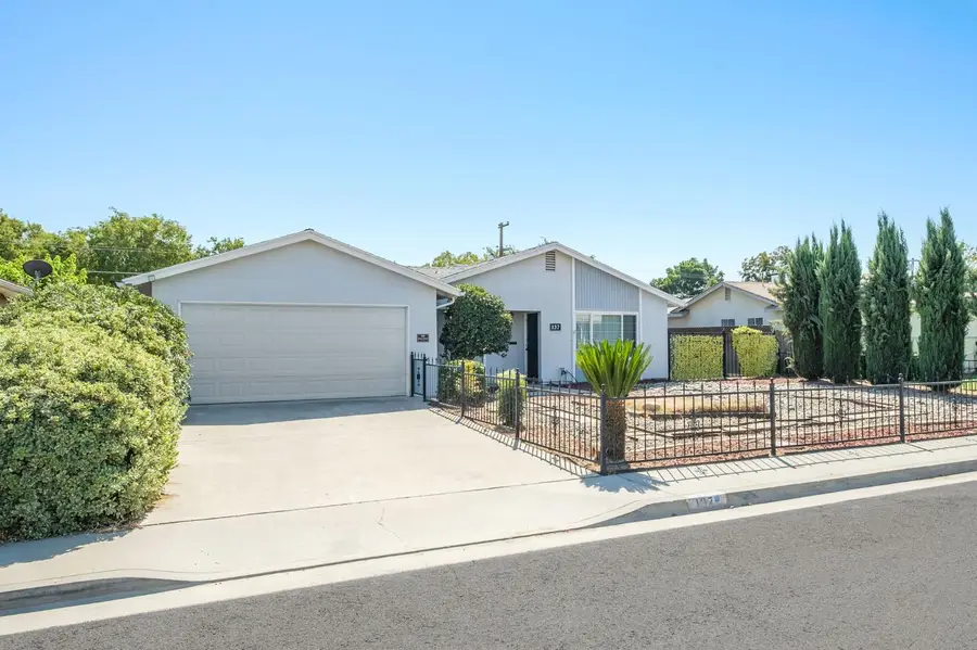 137 W Spruce Avenue, Lemoore, CA 93245 - Image #2