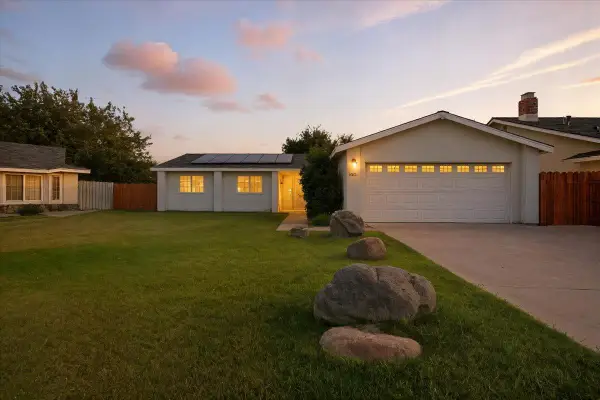 2123 Cottonwood Court, Hanford, CA 93230