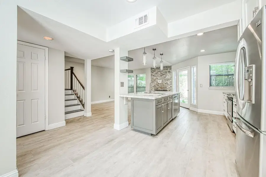 955 E Foxhill Drive, Fresno, CA 93720 - Image #3