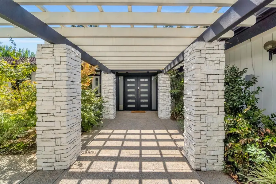 5976 E Butler Avenue, Fresno, CA 93727 - #2