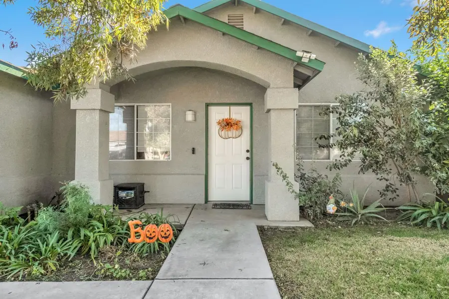 1052 Las Casas Ln, Madera, CA 93638 - Image #2