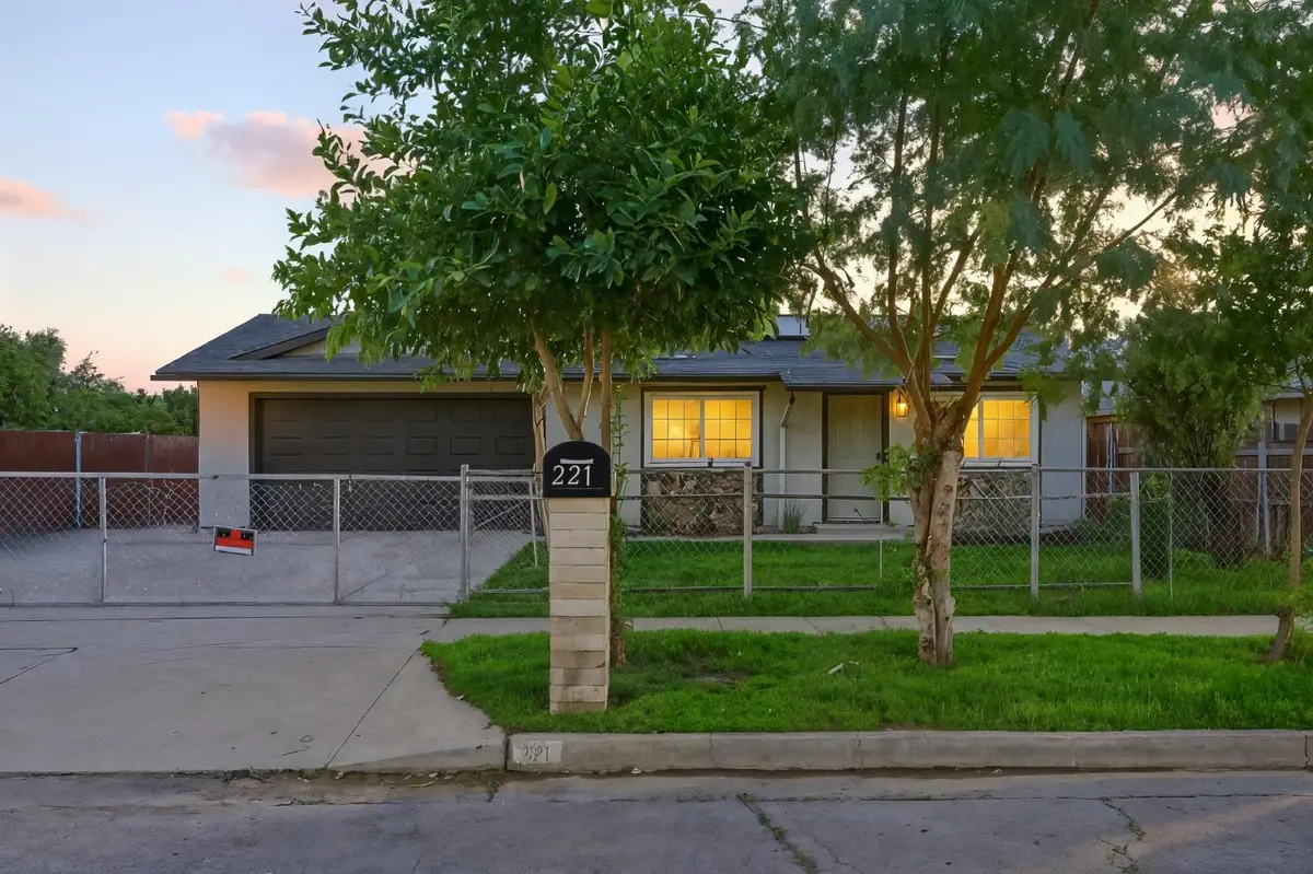 221 W San Joaquin Street, Fresno, CA 93706 - #1