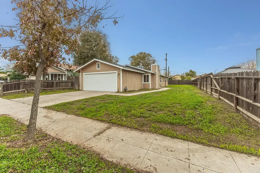 479 W Spruce Avenue, Pinedale, CA 93650 - Image #2