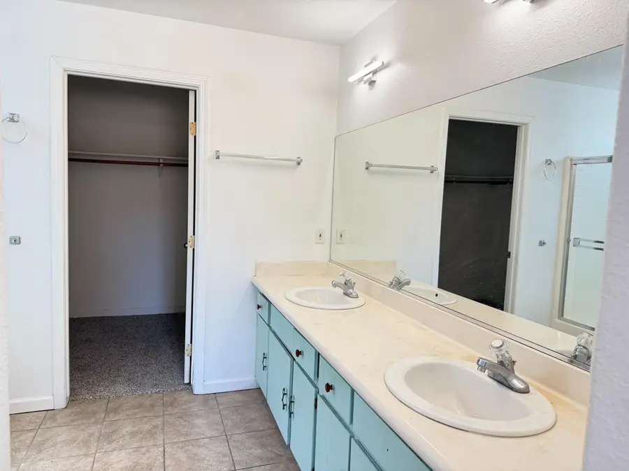 946 W Mammoth Pool Way, Hanford, CA 93230 - #3