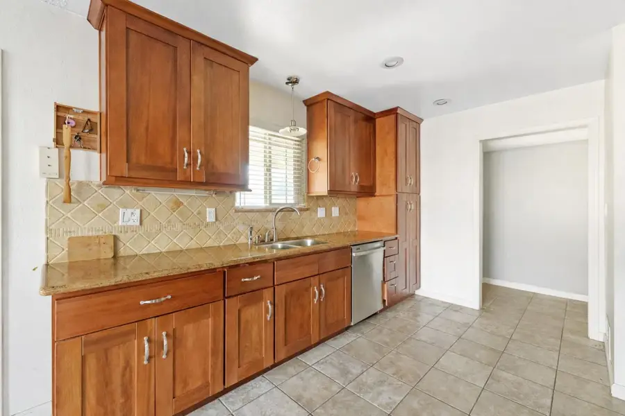 2527 S Linda Vista Street, Visalia, CA 93277 - Image #3