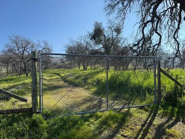 48 Watts Valley Road, Sanger, CA 93657