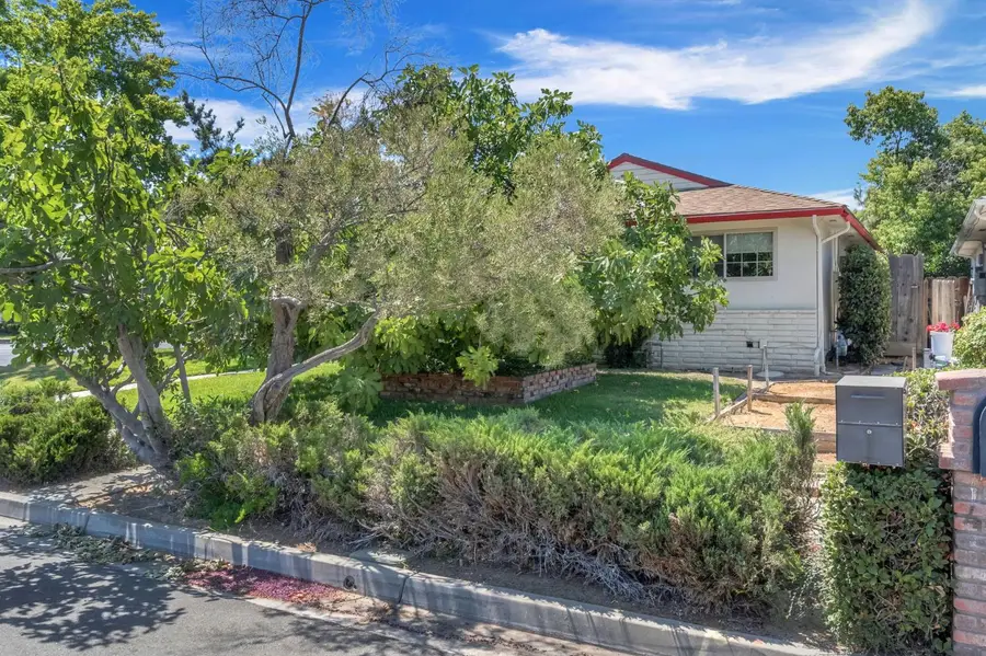 411 W Vartikian Avenue, Fresno, CA 93704 - Image #2