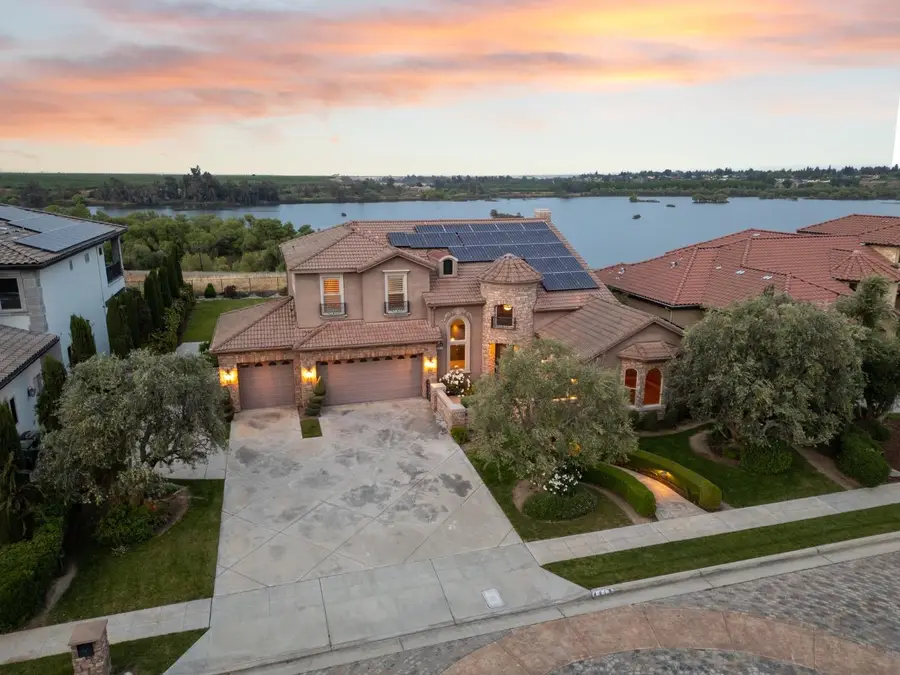 4918 W Bluff Avenue, Fresno, CA 93722 - Image #2