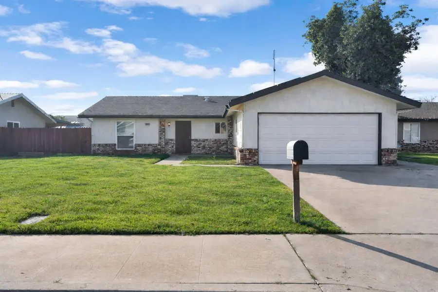 1361 Almond Street, Selma, CA 93662 - Image #2
