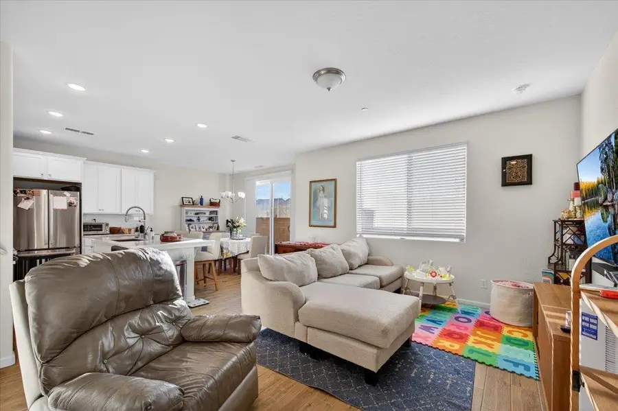 2327 N Hartford Drive, Fresno, CA 93727 - Image #3