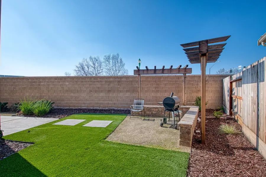 987 N Filbert Avenue, Fresno, CA 93727 - #2