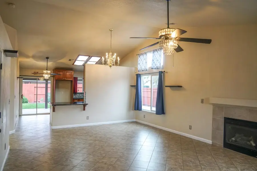 5543 E Byrd Avenue, Fresno, CA 93727 - #3