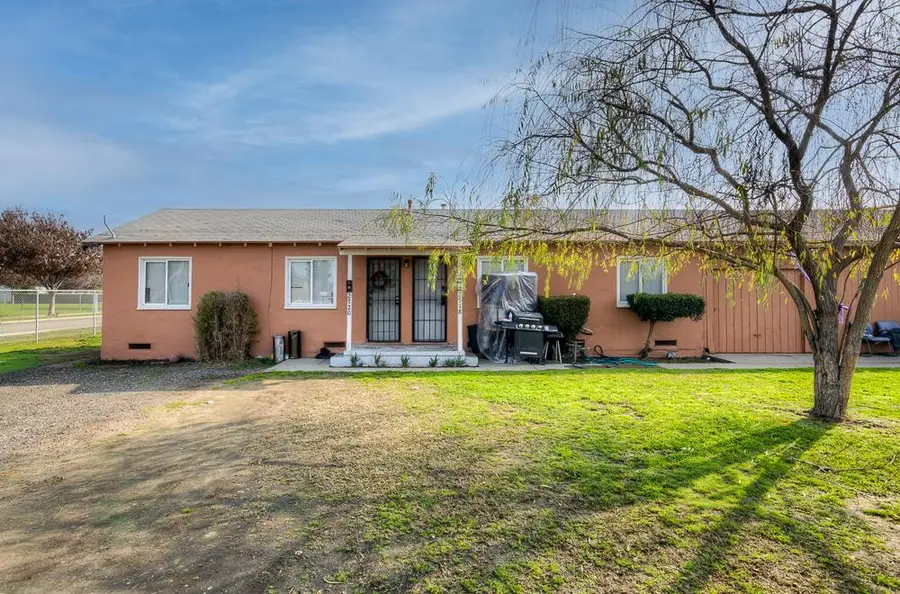2702 E Hedges Avenue, Fresno, CA 93703 - #2