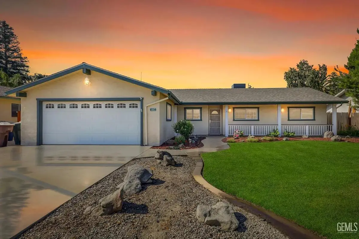 1807 E Sonora Avenue, Tulare, CA 93274 - #1