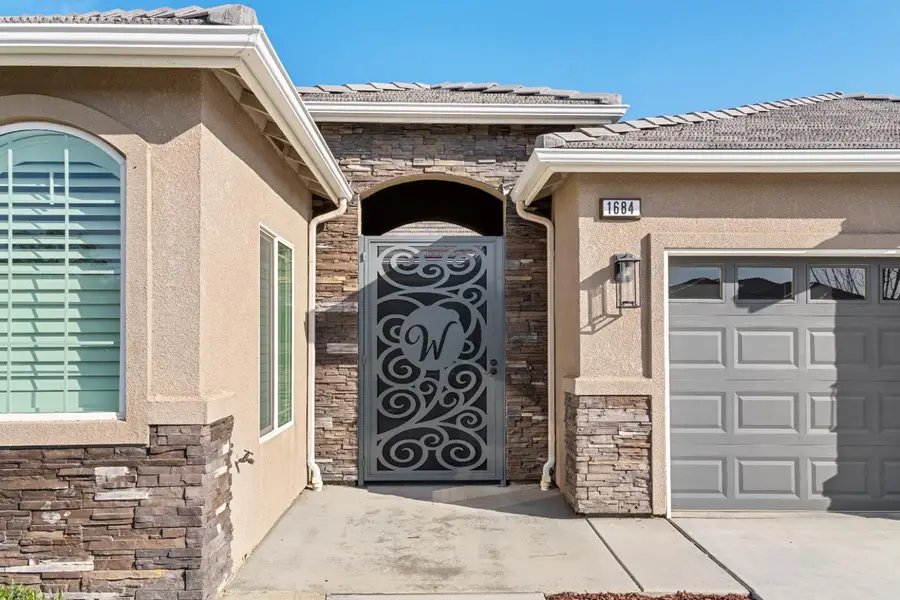 1684 W Berkshire Lane, Hanford, CA 93230 - #3