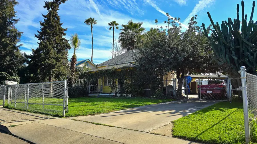 520 E Yale, Dinuba, CA 93618 - #2