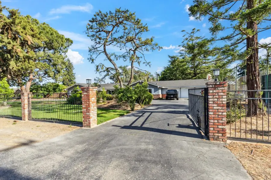 4341 W Dakota Avenue, Fresno, CA 93722 - #2