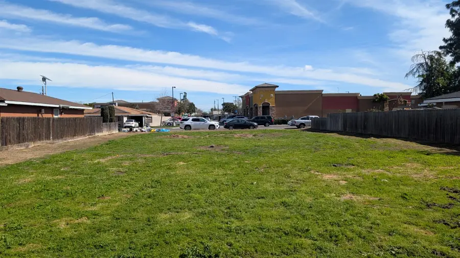 1114 Sierra Street, Madera, CA 93638 - #3