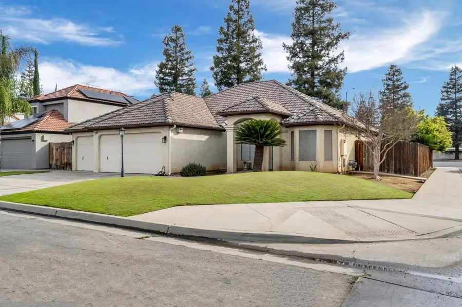 8278 N Sharon Avenue, Fresno, CA 93720 - #2