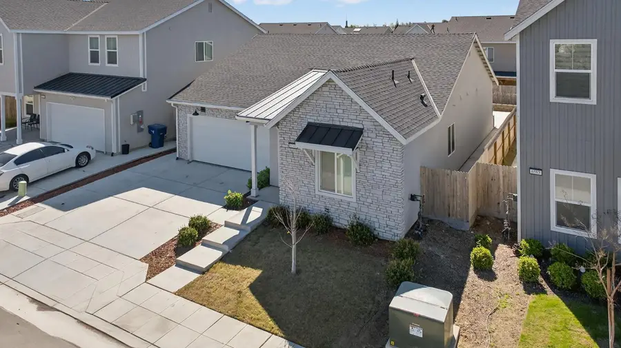 6591 E Liberty Avenue, Fresno, CA 93727 - #2