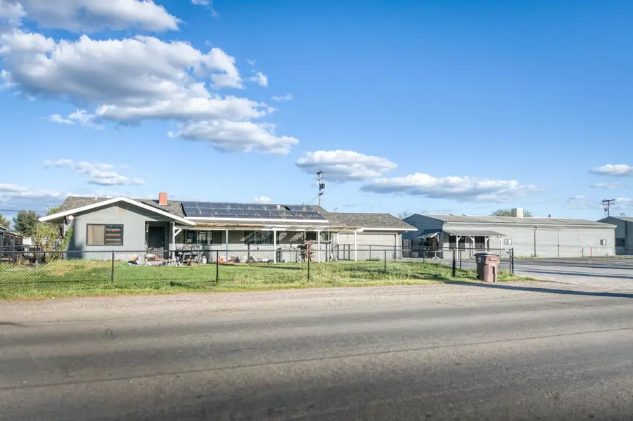 560 10th Avenue, Kingsburg, CA 93631 - #2