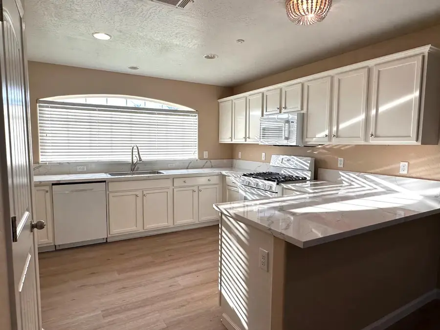 2582 N Antioch, Fresno, CA 93722 - #3