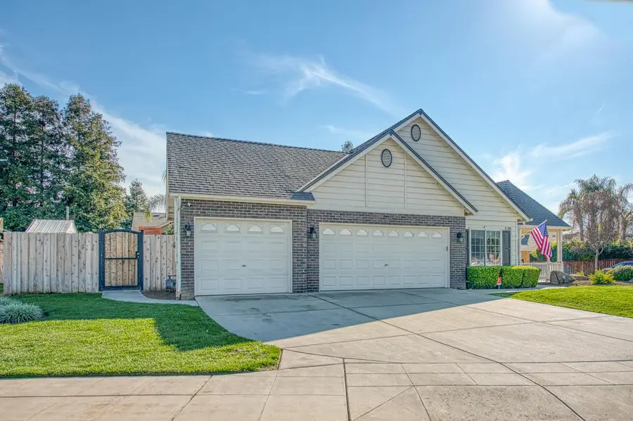 290 W Loyola Avenue, Clovis, CA 93619 - #2