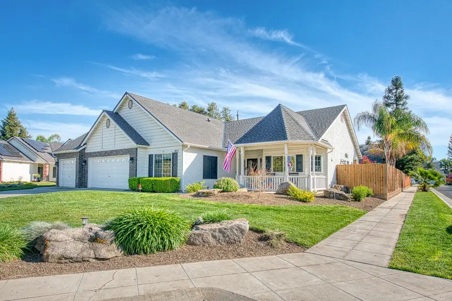 290 W Loyola Avenue, Clovis, CA 93619 - #3